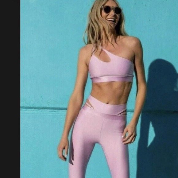 ALO Yoga Women's Pink Sports Bra and leggings - Picture 8 of 10